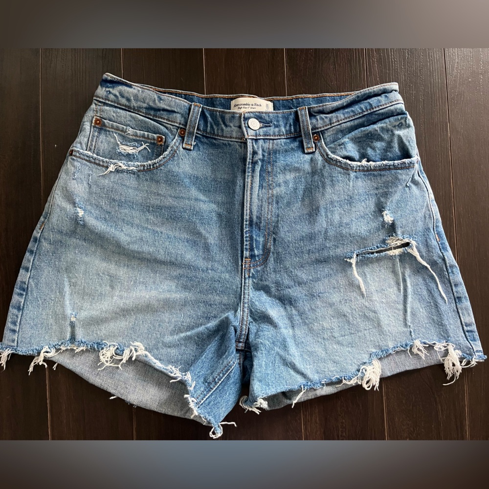 Abercrombie & Fitch high-rise 4” Short (CURVE LOVE)